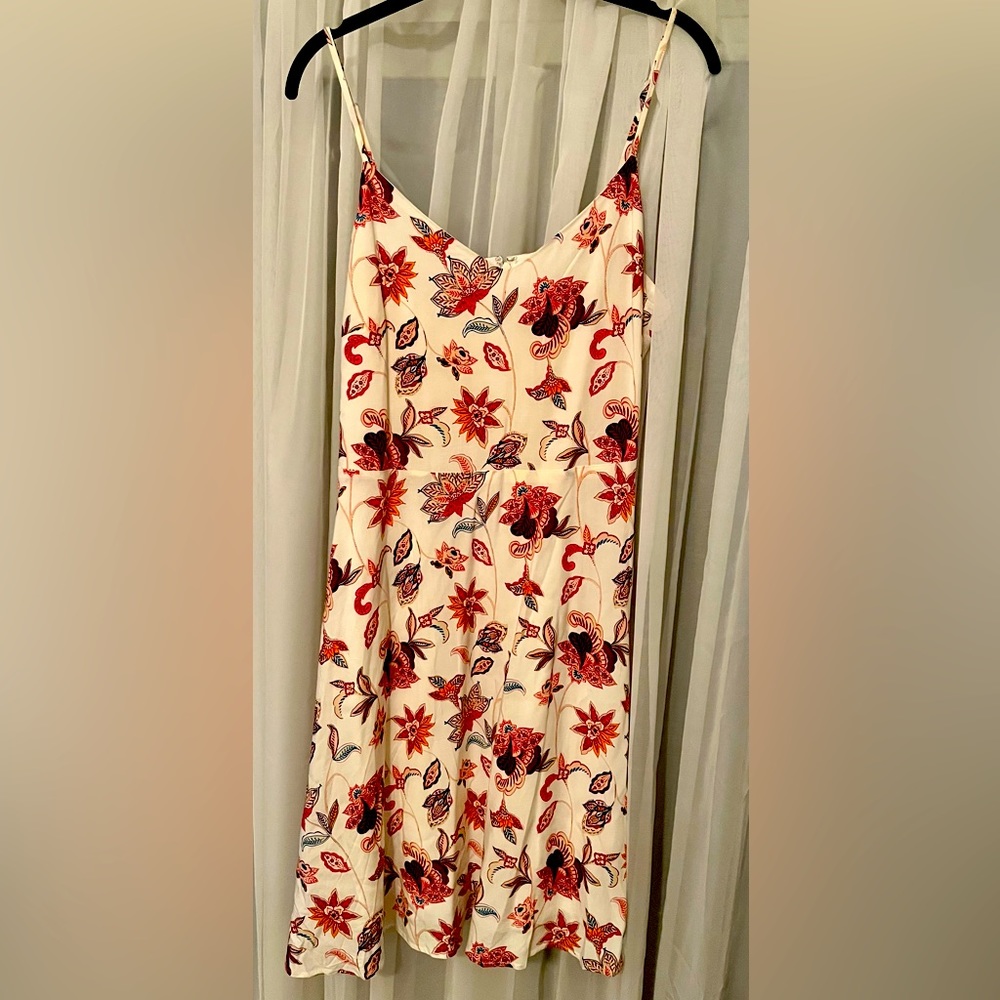 Beautiful, sleeveless V-neck, dress with gorgeous autumn, floral pattern